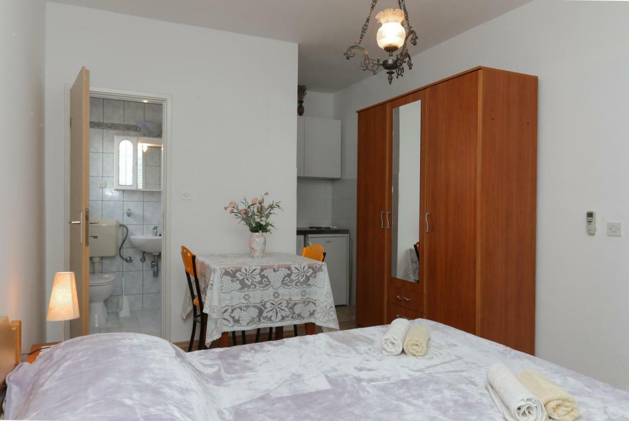 Studio Apartment Ana Supetar Exterior photo